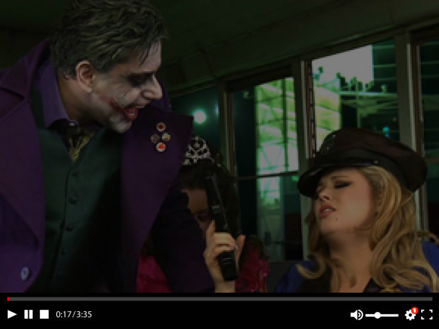 VIDEO HD GRATUITO: Batman scopa due bellissime troie per la sua festa di Halloween 1